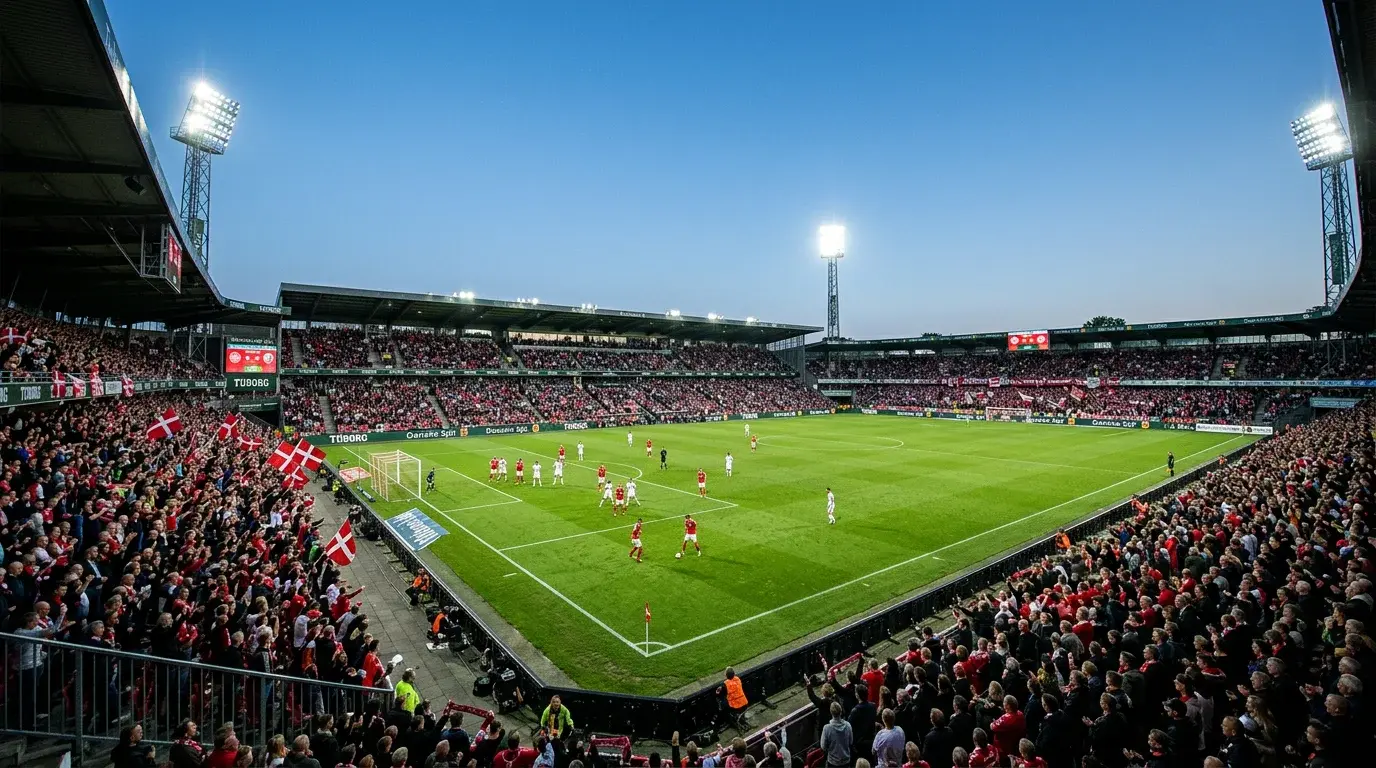 Superligaen — dansk fodboldstadion med kamp under aftenbelysning
